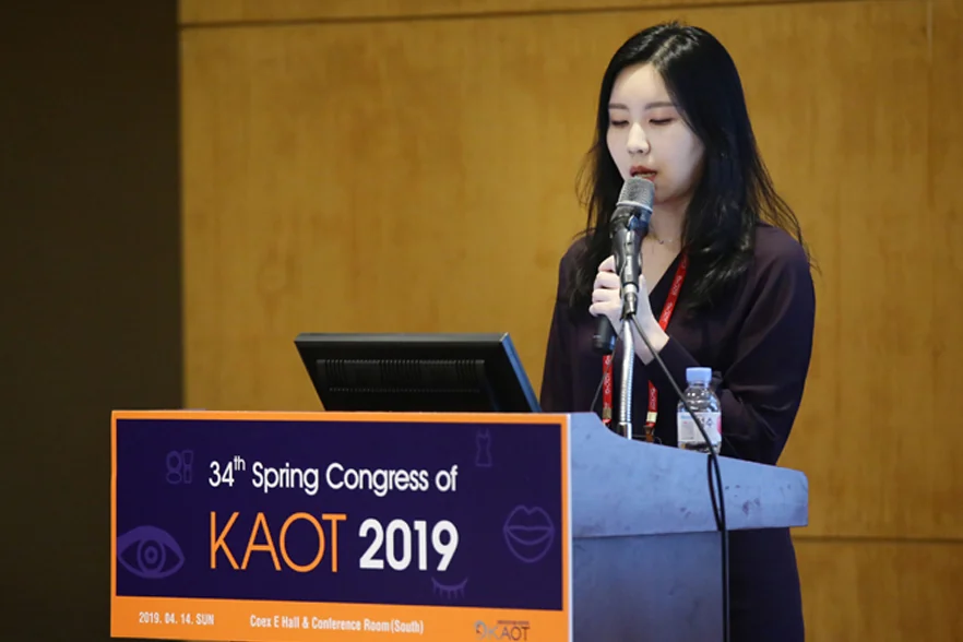Dr. Yoon presenting at an obesity treatment congress