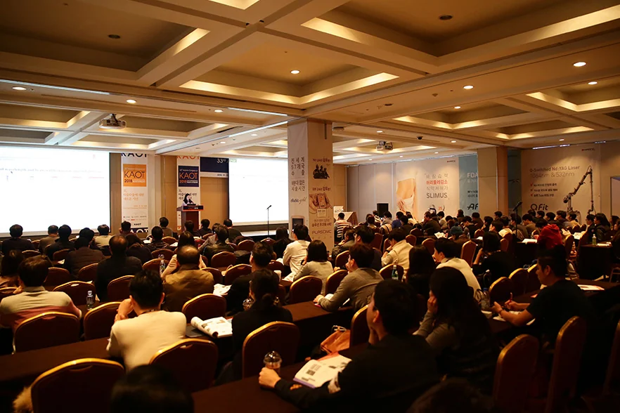 Dr. Yoon lecturing at a Korean specialty congress
